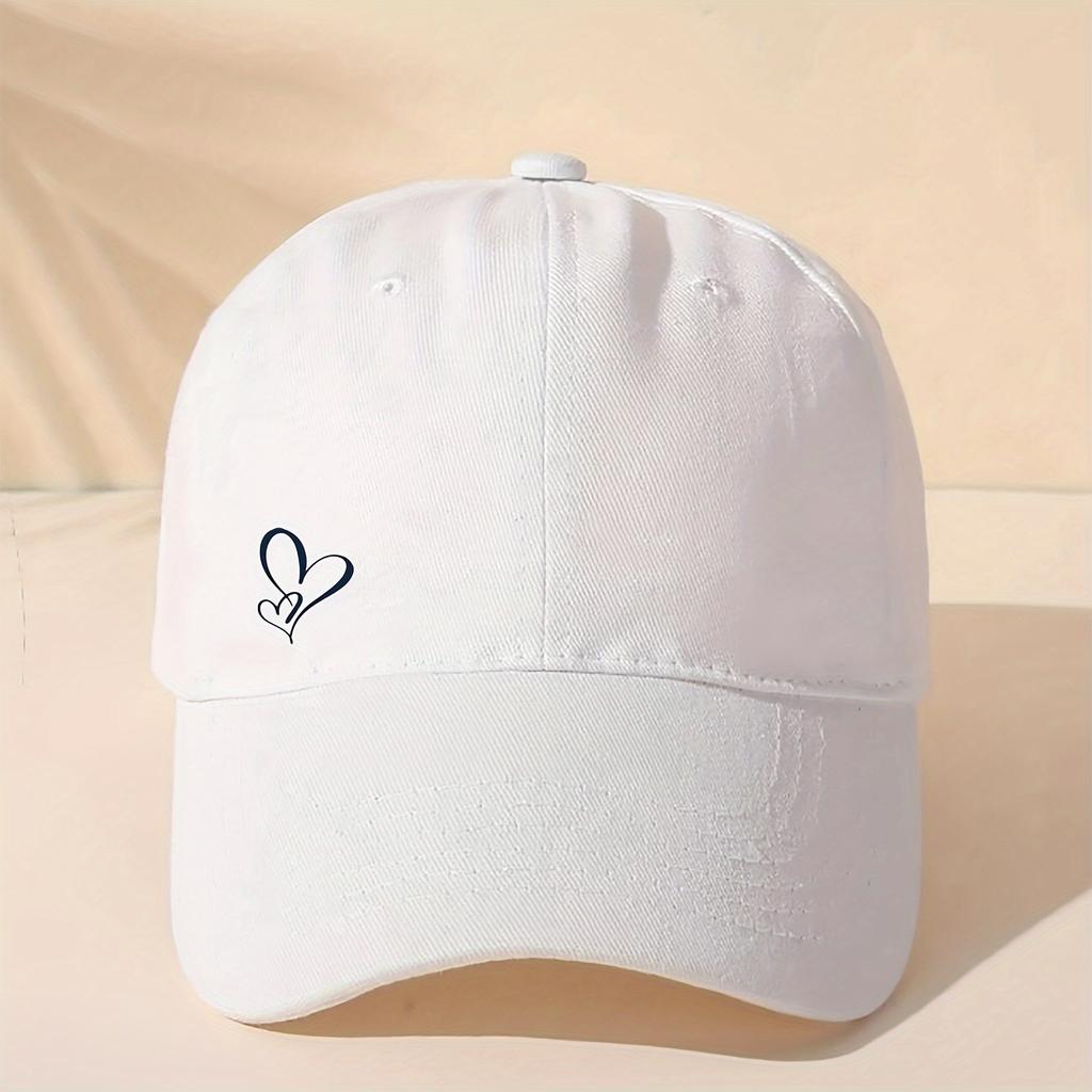 Cappellino da Baseball Carino con Motivo a Cuori, Unisex Beige con Cuore Bianco, Regolabile e Facile da Curare. Casual e Stiloso.