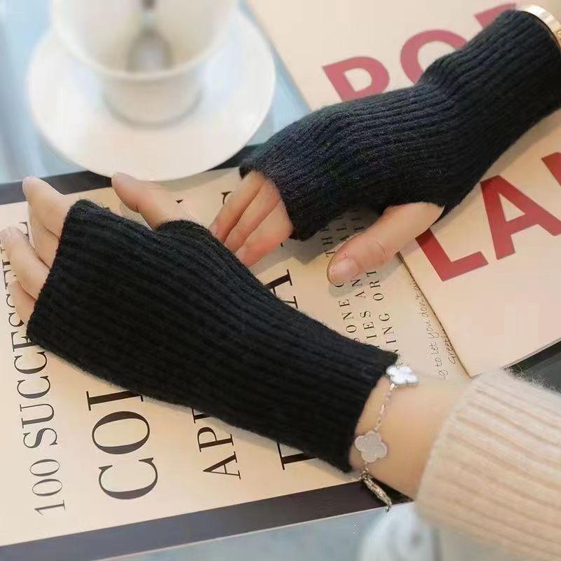 

Unisex Wool Knit Half-Finger Gloves: Stylish, Warm, and Trendy for Autumn & Winter