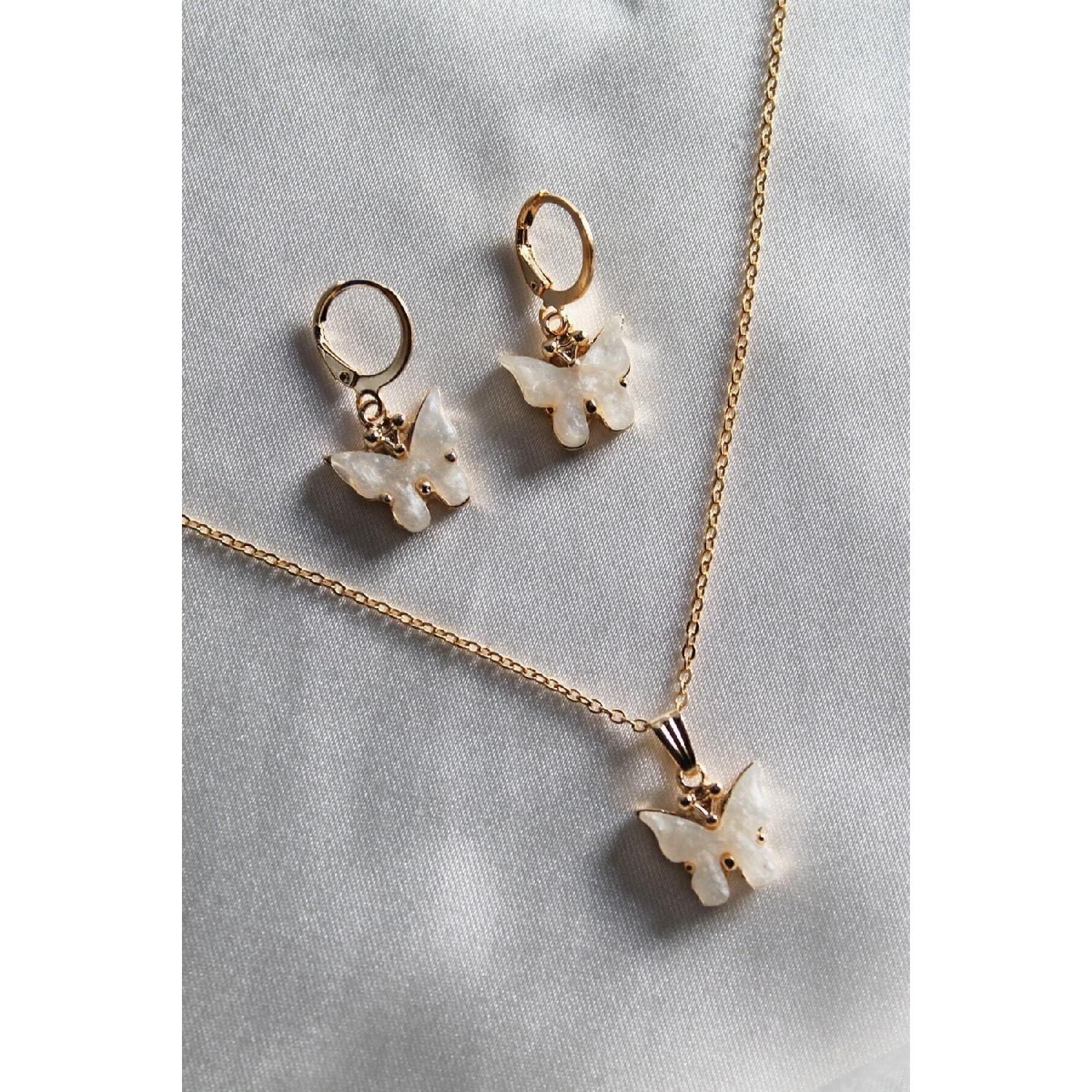 

Женское колье и серьги-бабочки кремового цвета кремовый