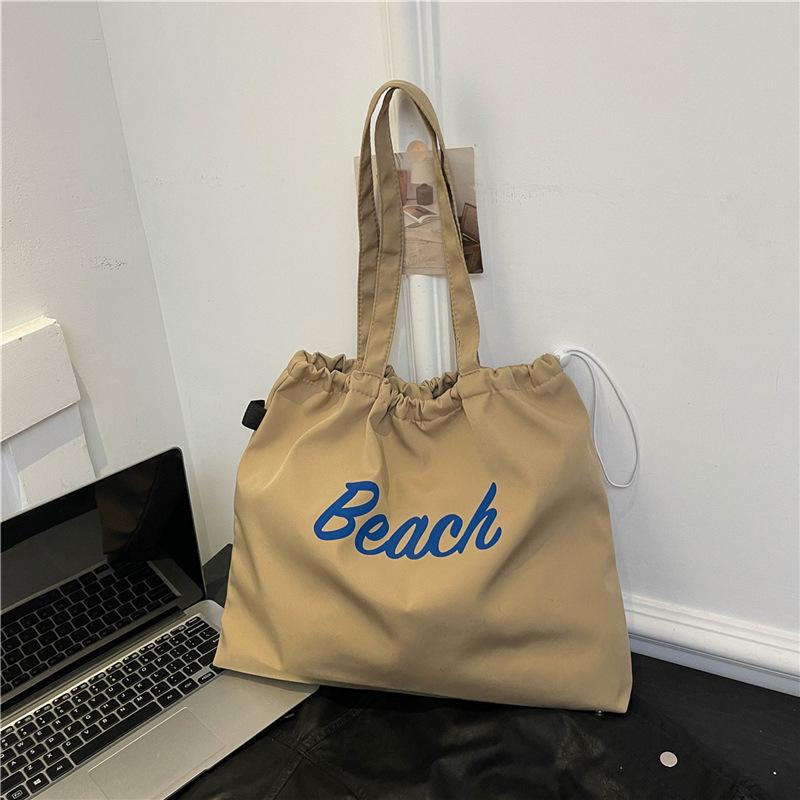 

Нейлоновая сумка-тоут через плечо с принтом букв хаки