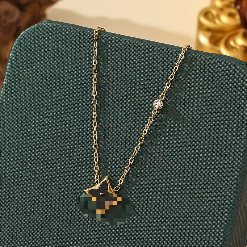 18K Gold-Plated Titanium Four-Leaf Clover Bracelet - Versatile, Non-Fading, Light Luxury Fashion with Shell Accents