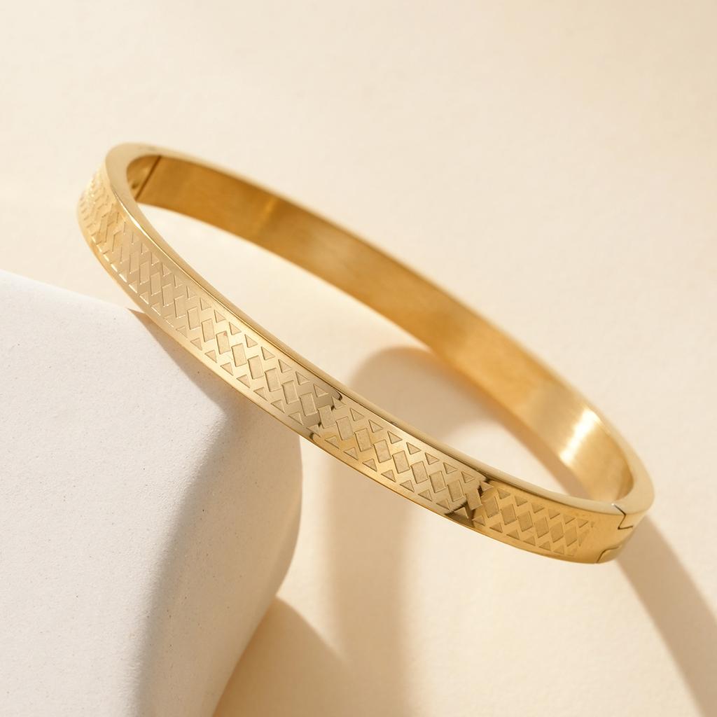 Hot-selling European and American couple bracelets, romantic plaid bracelets, titanium steel egg-shaped buckle, plaid pattern bracelets for men