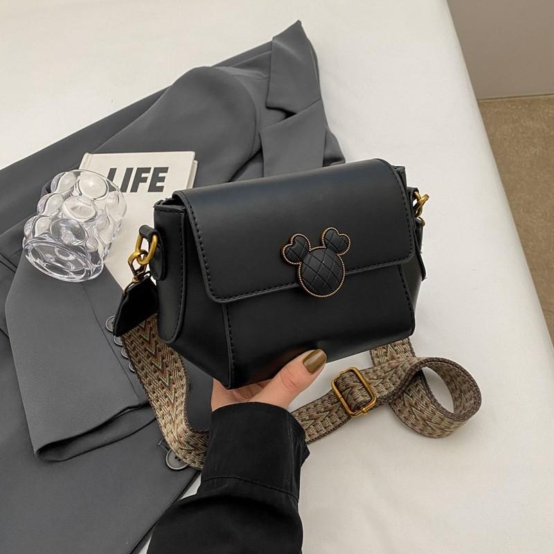 Французская винтажная повседневная сумка женская новая 2023 зима модная высококлассная маленькая квадратная сумка кроссбоди сумка на плечо чёрный