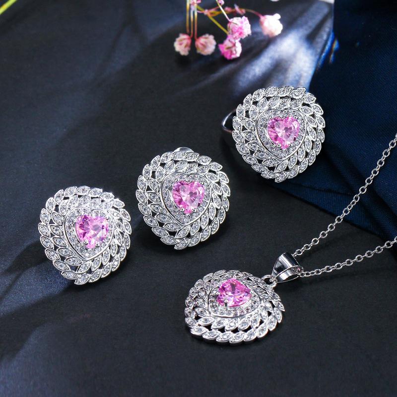 

Серьги в форме сердца с небольшой инкрустацией цирконами и полным бриллиантовым покрытием, набор из трех предметов: ожерелье и кольцо, несколько цветов на выбор. 8