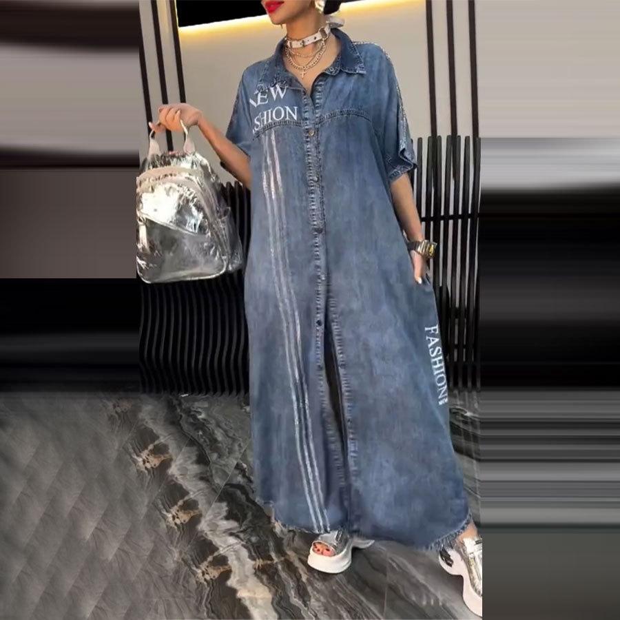 

Джинсовое платье с принтом букв, разрезом и бахромой XS светло-синий