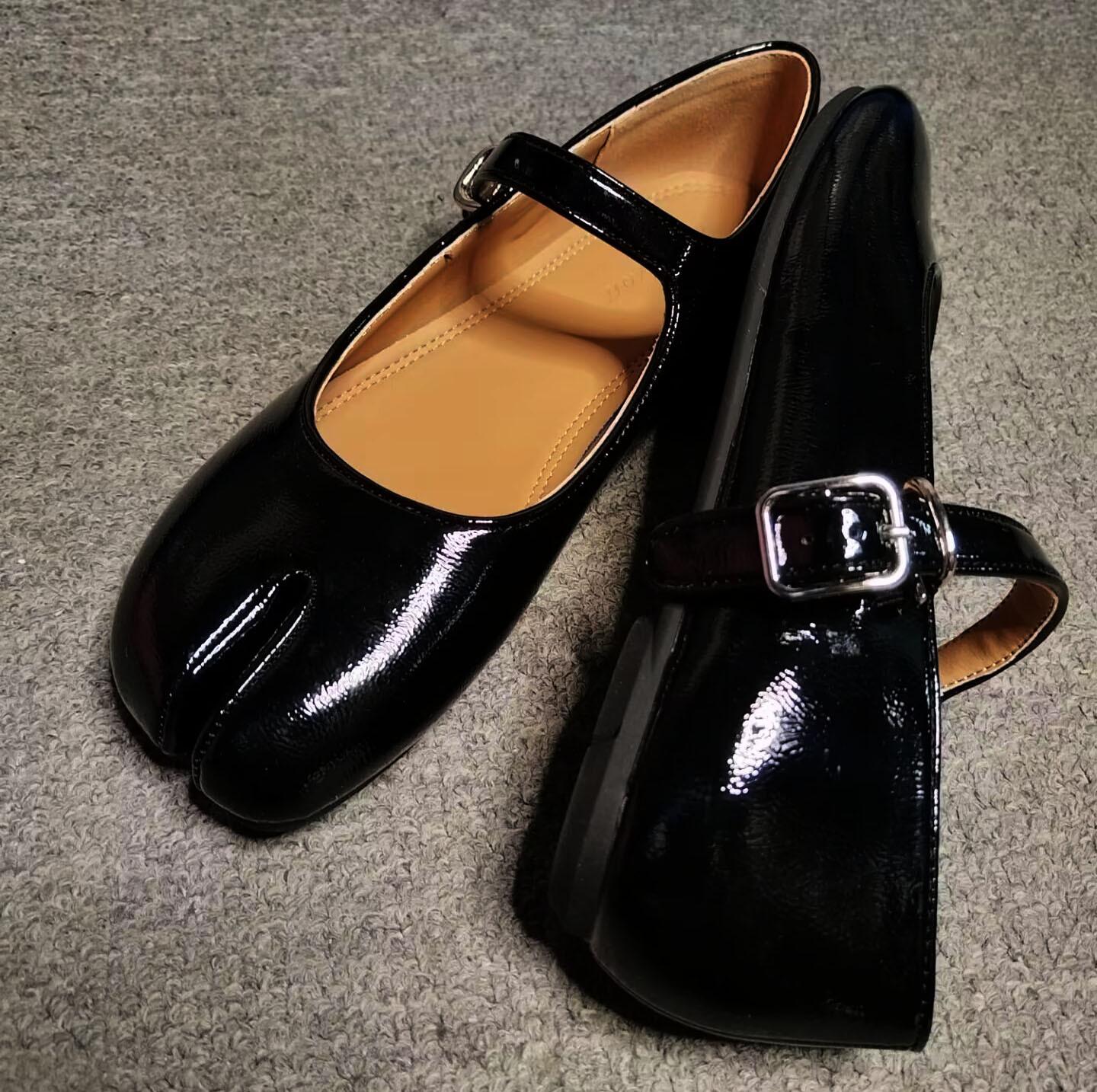 

Туфли Мэри Джейн женские 2025 новые с пряжкой с открытым подъемом корейская версия модные ретро на плоской подошве с раздвоенным носком копытца свиньи одинарные туфли маленькая кожа 40 чёрный