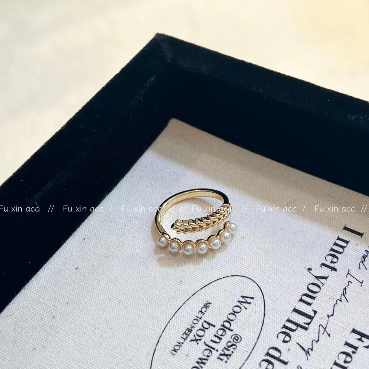 

Модное кольцо с персонализированным жемчугом и цирконием 2024 года: Усовершенствованная конструкция указательного пальца ниши RR128G