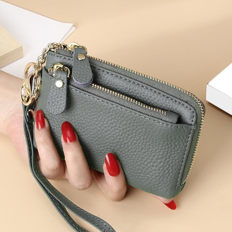 

Женский кошелек из натуральной кожи с брелоком, ремешком на запястье, множеством отделений для карт и карманом для монет. Премиальная сумка из коровьей кожи высшего качества.