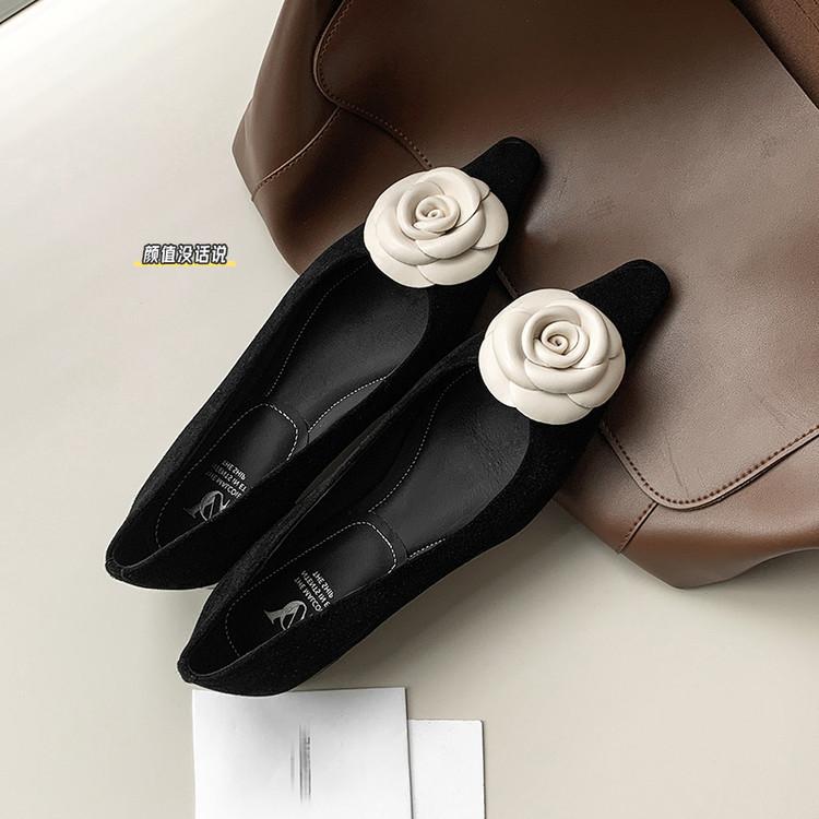 French retro black camellia low-heeled soft-soled single shoes for women's 2025 spring new gentle small fragrant flat shoes