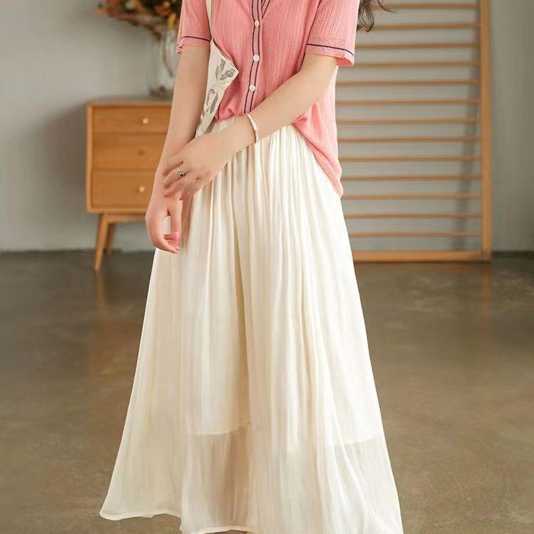 Элегантная и модная макси-юбка песочного цвета с высокой талией и складками на лето — фото 7