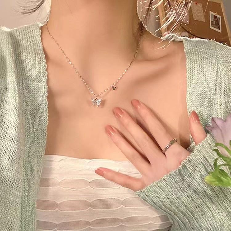 Doppellagige Schmetterlings-Schlüsselbeinkette: Eleganter Damen-Choker mit trendigem Nischen-Anhängerdesign  für 2024.