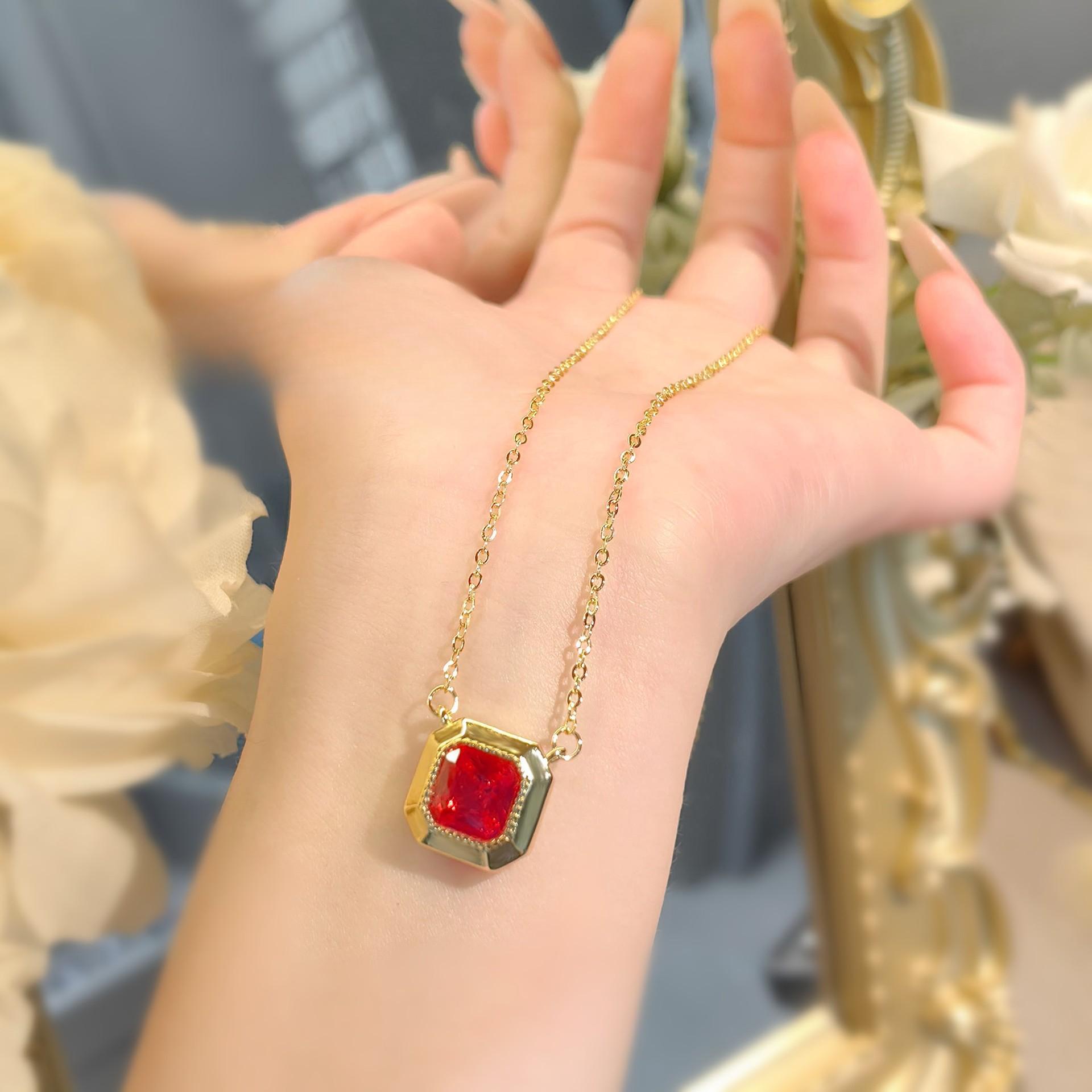 

Ожерелье из красного корунда цвета голубиной крови в средневековом стиле, подвеска из высокоуглеродистого бриллианта в стиле ретро