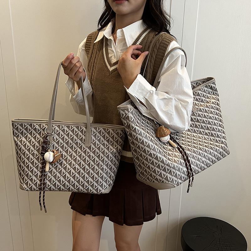 

Модная ретро сумка-тоут в иностранном стиле женская 2025 новая трендовая контрастного цвета с ромбовидным узором большой вместимости модная сумка-шоппер на плечо для通勤 Small 31 * 13 * 23 хаки