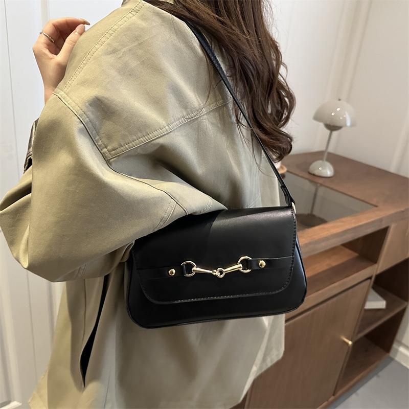 Retro underarm bag, new shoulder bag, women's versatile baguette bag, red new product, new handheld women's bag.