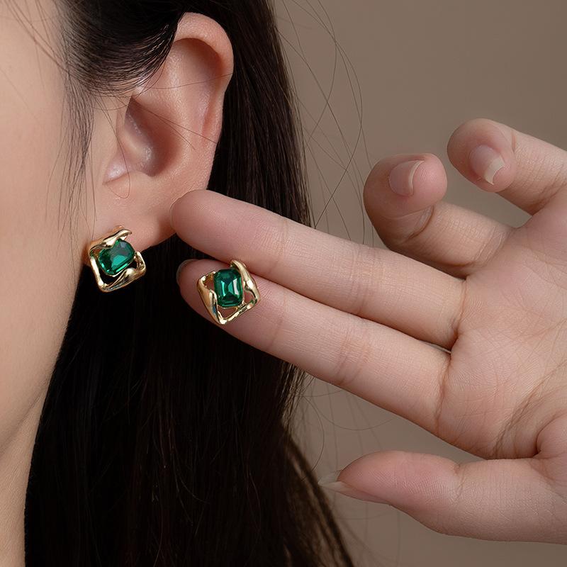 Retro Hollow High-End Green Crystal Stud Earrings, Unique Design Imitation Silver Needle Earrings, Light Luxury High-End Earrings