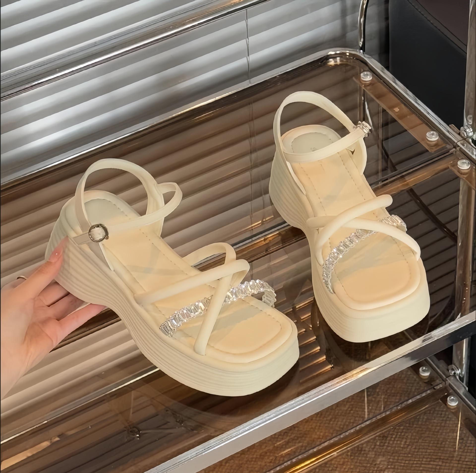 

Босоножки с перекрестными ремешками из страз, квадратным носком, открытым носком и ремешком с надписью, женские 2025 новые пляжные босоножки на толстой подошве с увеличением высоты 39 бежевый