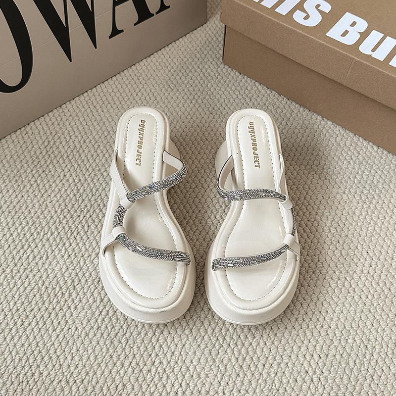Thick-bottomed French rhinestone slippers for women's outer wear 2025 new summer retro comfortable versatile muffin bottom cool slippers