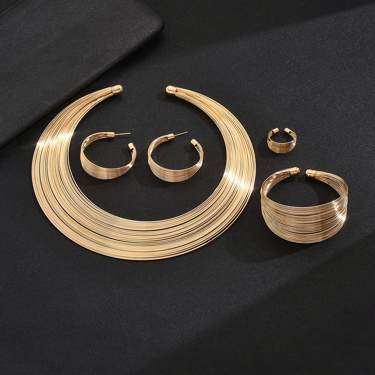 

Европейское и американское эффектное металлическое многослойное колье-спираль - Набор из четырех модных аксессуаров для женщин золотой