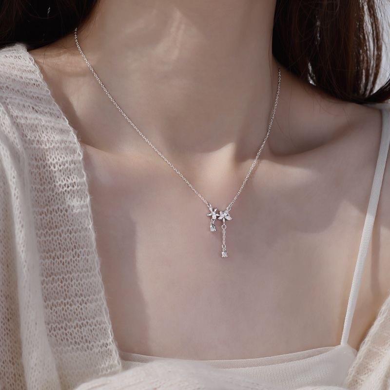 Lily Flower Wind Chime Necklace - Light Luxury Clavicle Chain for Women, High-End Design, Sweet and Elegant.