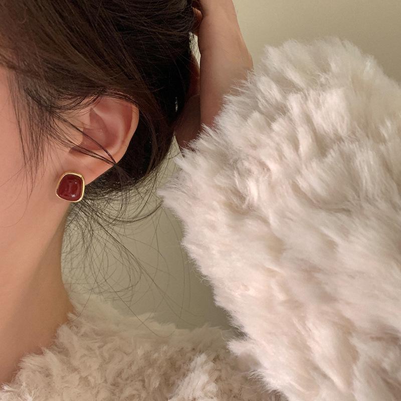 2023 Trendy French Retro Burgundy Geometric Stud Earrings
