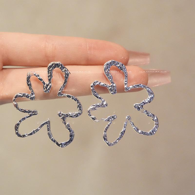 Pleated hollow flower earrings fashion minimalist style stud earrings light luxury high sense new versatile earrings
