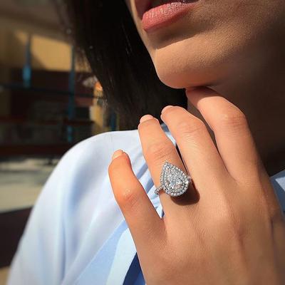 Huitan Anello Nuziale a Fascia Goccia d'Acqua Trendy Zircone Cubico a Forma di Pera Pavé Placcato Anello Anniversario Lotti