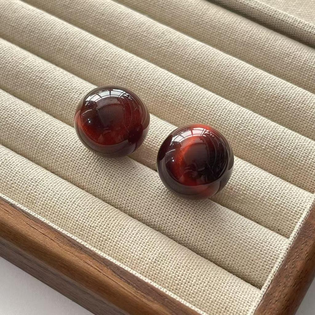 Elegant Cat Eye Earrings: French Retro Maillard Autumn/Winter Collection, Simple Large Round Design, Versatile High-End Jewelry.