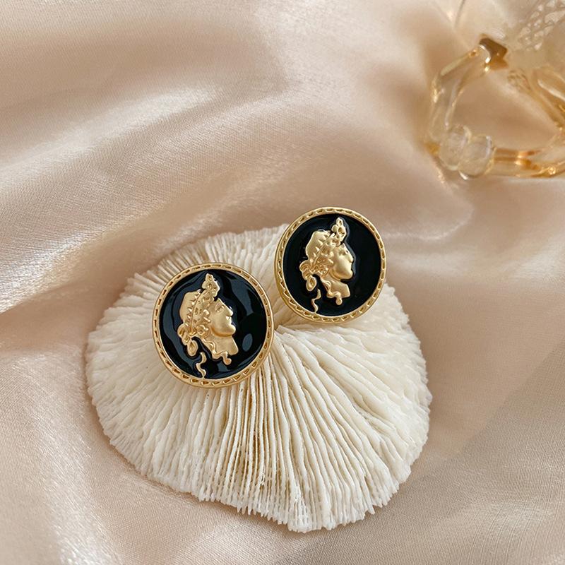 

Hong Kong style retro temperament portrait earrings 111 silver needle design sense geometric stud earrings sweet and cool style earrings 925 silver needle