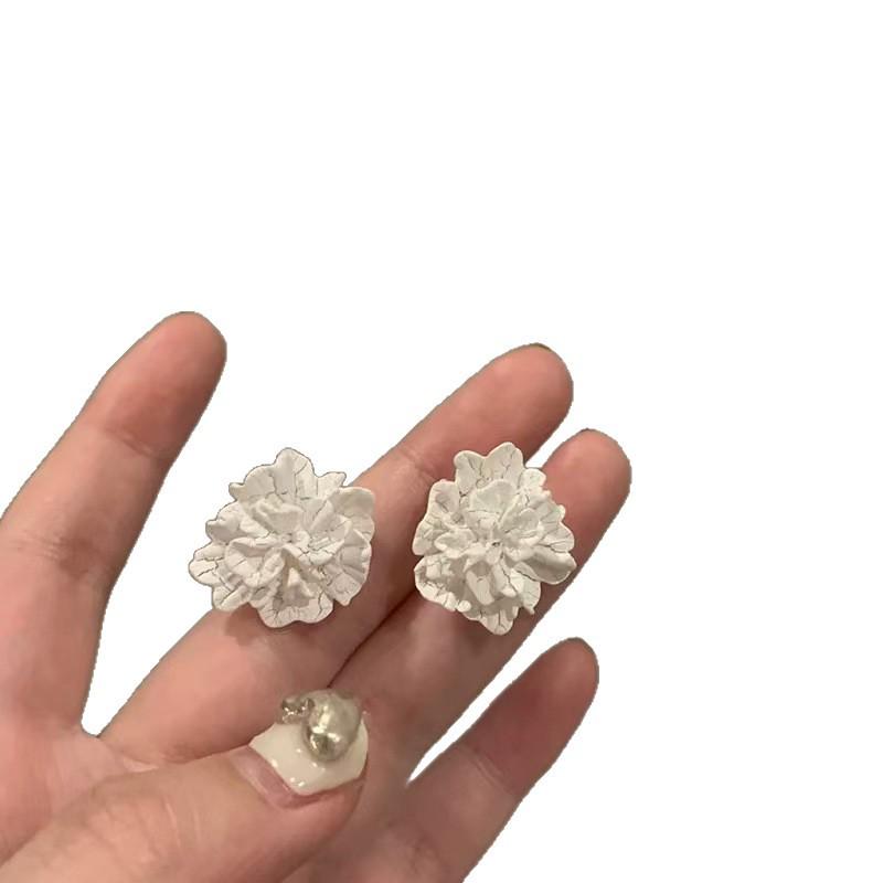 Boucles d'oreilles Fleur Géométrique Élégantes: Clous luxueux et polyvalents pour femmes