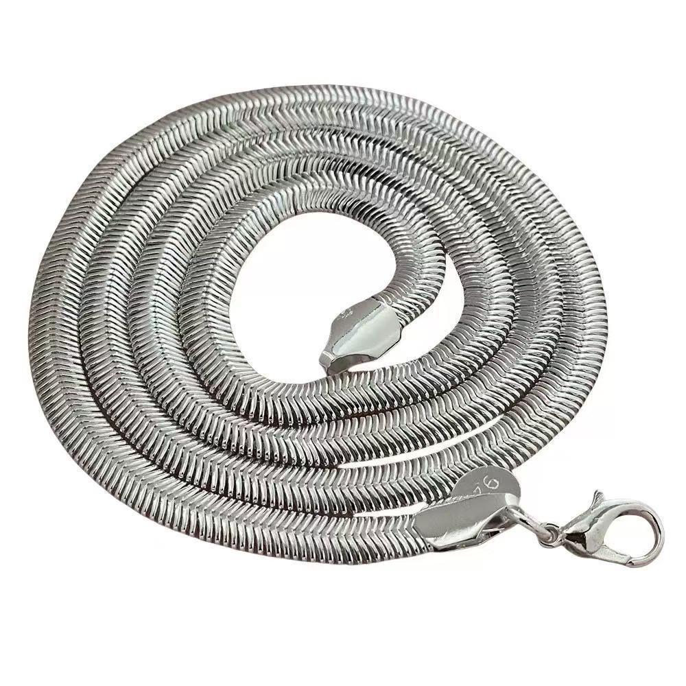 Unisex Retro Double Layer Snake Bone Chain Necklace – Chic and Versatile Clavicle Choker.