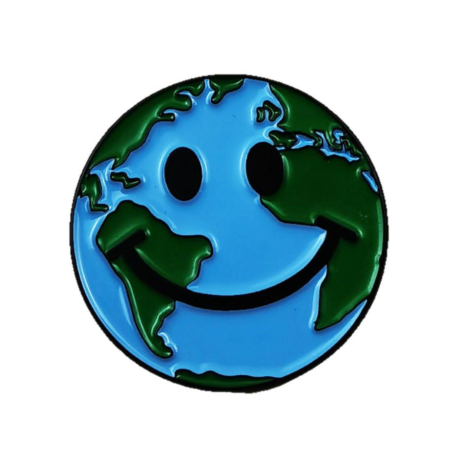 Cute Cartoon Smiling Face Metal Badge - Love the Earth Theme Souvenir, Backpack Decoration