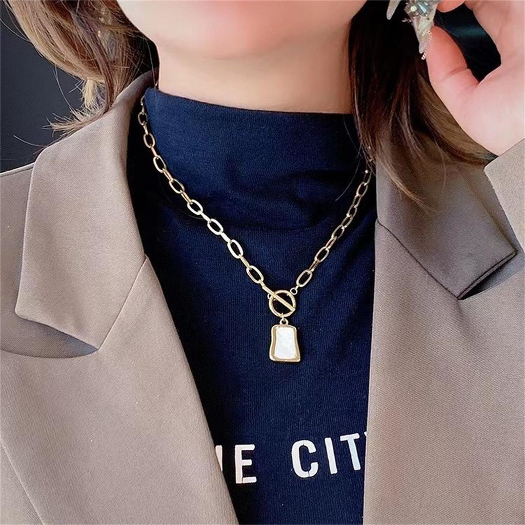 White Shell Material Necklace for Women, Light Luxury Design, Simple and Versatile, High-end Clavicle Chain