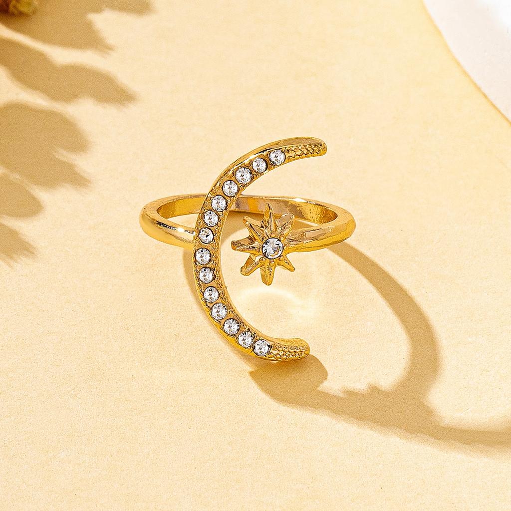 A Women's Ring, a Star and Moon Ring with an Adjustable Opening, Suitable for Daily Wear and Banquet Wear