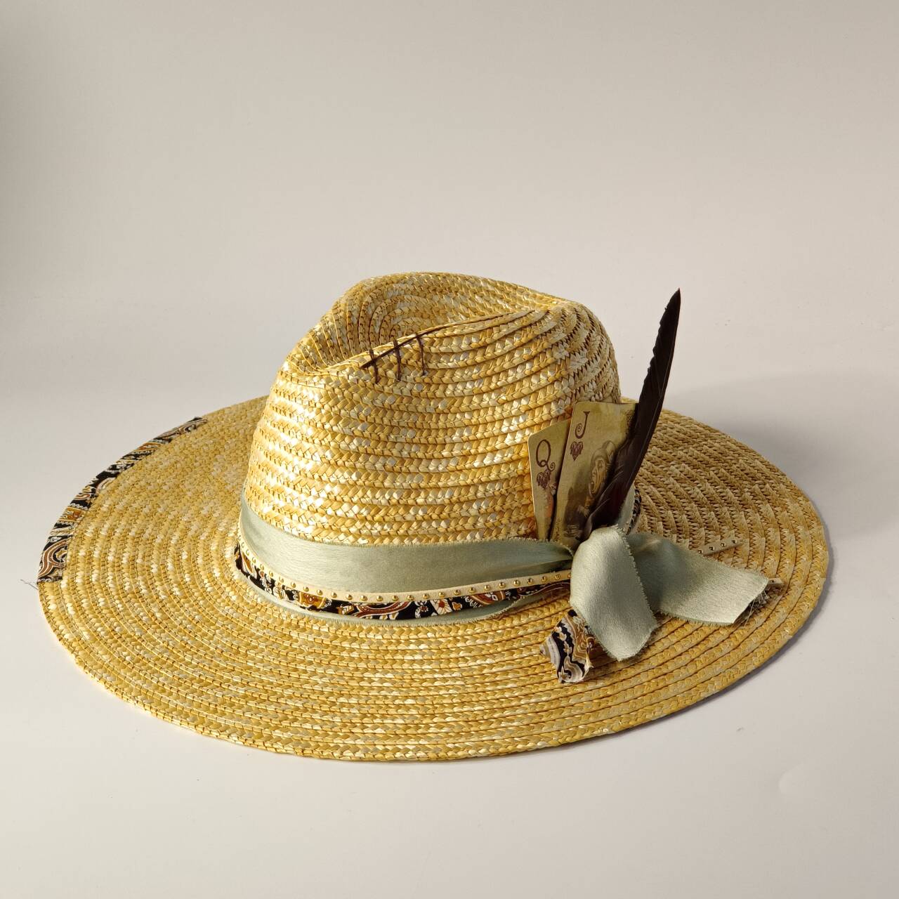 

Summer handmade straw-woven wide-brimmed hat adorned with feathers andcardappliquésvintageWesternstyleoutdoor sunshade beachhat M56-58CM