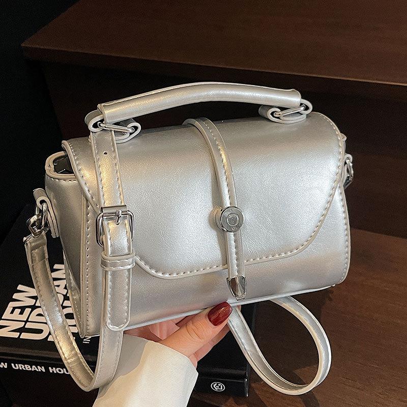 Popular simple temperament light luxury portable small square bag fashion high sense to work commuting leisure messenger women's bag