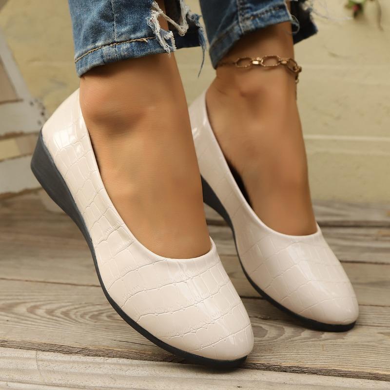 Large Size Pointed Wedge Heel Single Shoes Women's 2 Autumn New Casual Soft Sole Outer Wear Shallow Beanie Shoes