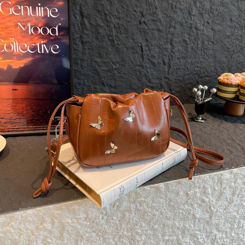 

Niche pleated chain cloud bag women s 202 new versatile chain messenger bag simple shoulder bucket bag коричневый