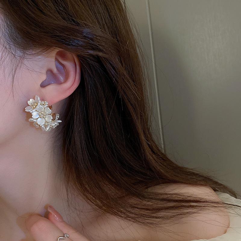 Boucles d'oreilles puces élégantes en argent avec fleurs de perles et pampilles - Mode française haut de gamme polyvalente