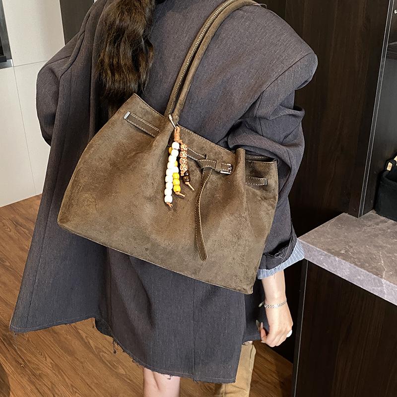 

Вместительная замшевая сумка женская осень-зима 2025 новая универсальная повседневная сумка через плечо студенческая сумка-тоут для занятий