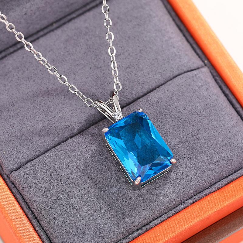 Classic Square Four-Claw Necklace, Design Square Collarbone Chain Pendant, Exquisite Light Luxury Gift Necklace.