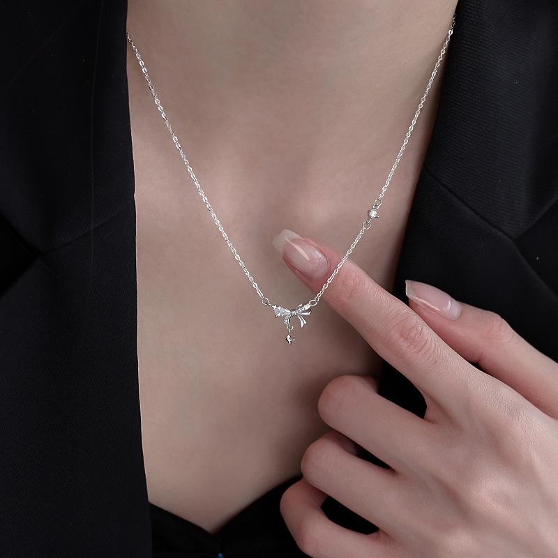 Elegant Sparkly Bow Necklace for Women - Versatile, High-End Fashion Accessory