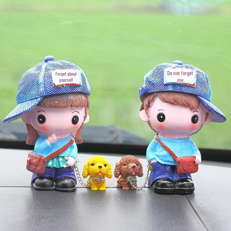 "Creative Resin Couple Walking Dog Car Ornament - Cute Interior Decoration"