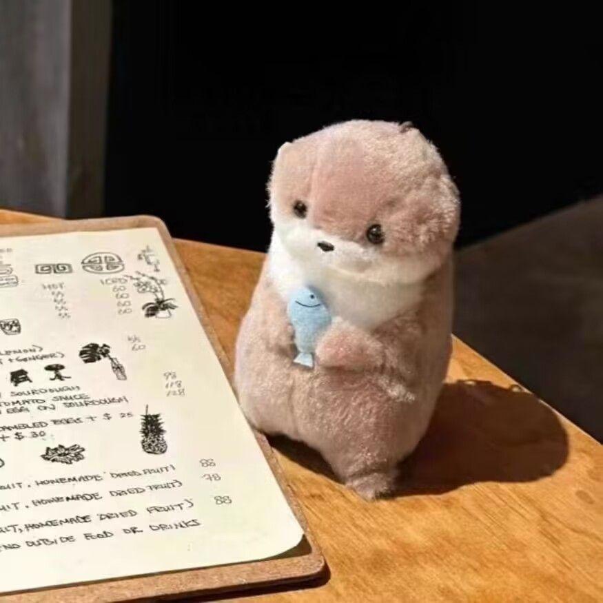 

11cm Kawaii Otters Holding Fish Plush Doll Keyrings Lightweight Hanging Pendant Props for School Bag Key Wallet Doll Toy Gifts белый