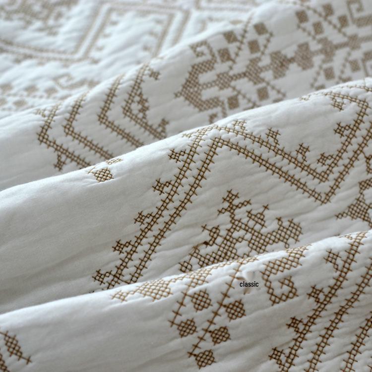 Pure Cotton White Embroidered Three-Piece Bedding Set: Bedspread, Bed Sheet, Quilted Air Conditioning Blanket.