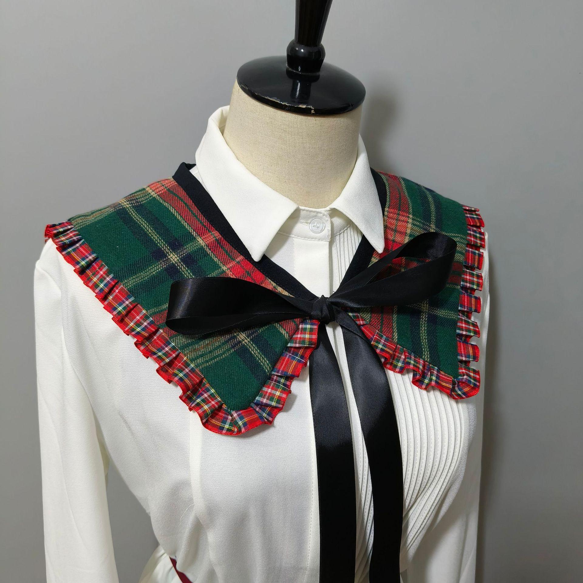 

Красный и зеленый клетчатый платок, темно-синий воротник, поддельный воротник