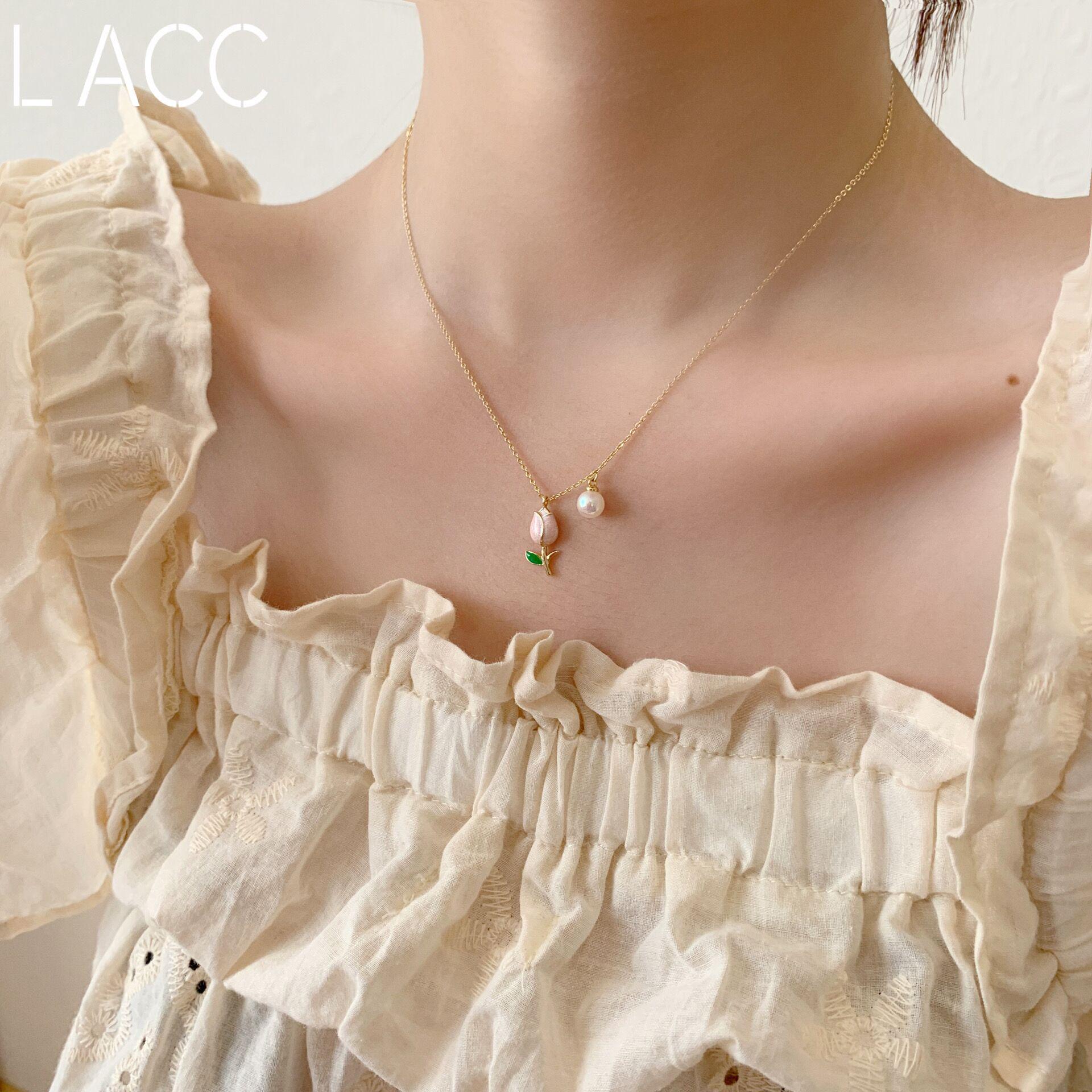 

Tulip Pearl Collarbone Necklace - Elegant Summer Design