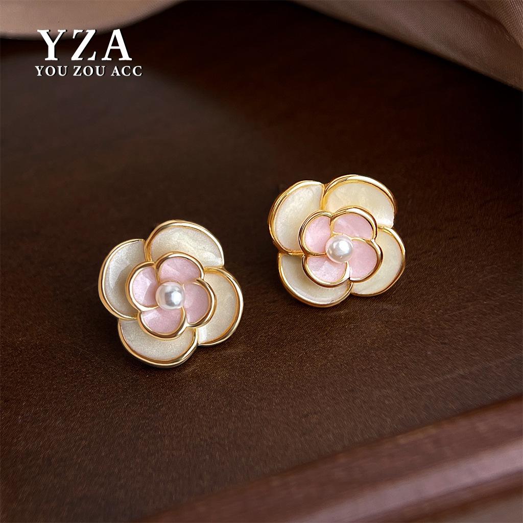 Eleganckie francuskie kolczyki wiszące z kamelią i perłą – Szykowne, luksusowe wzornictwo dla kobiet