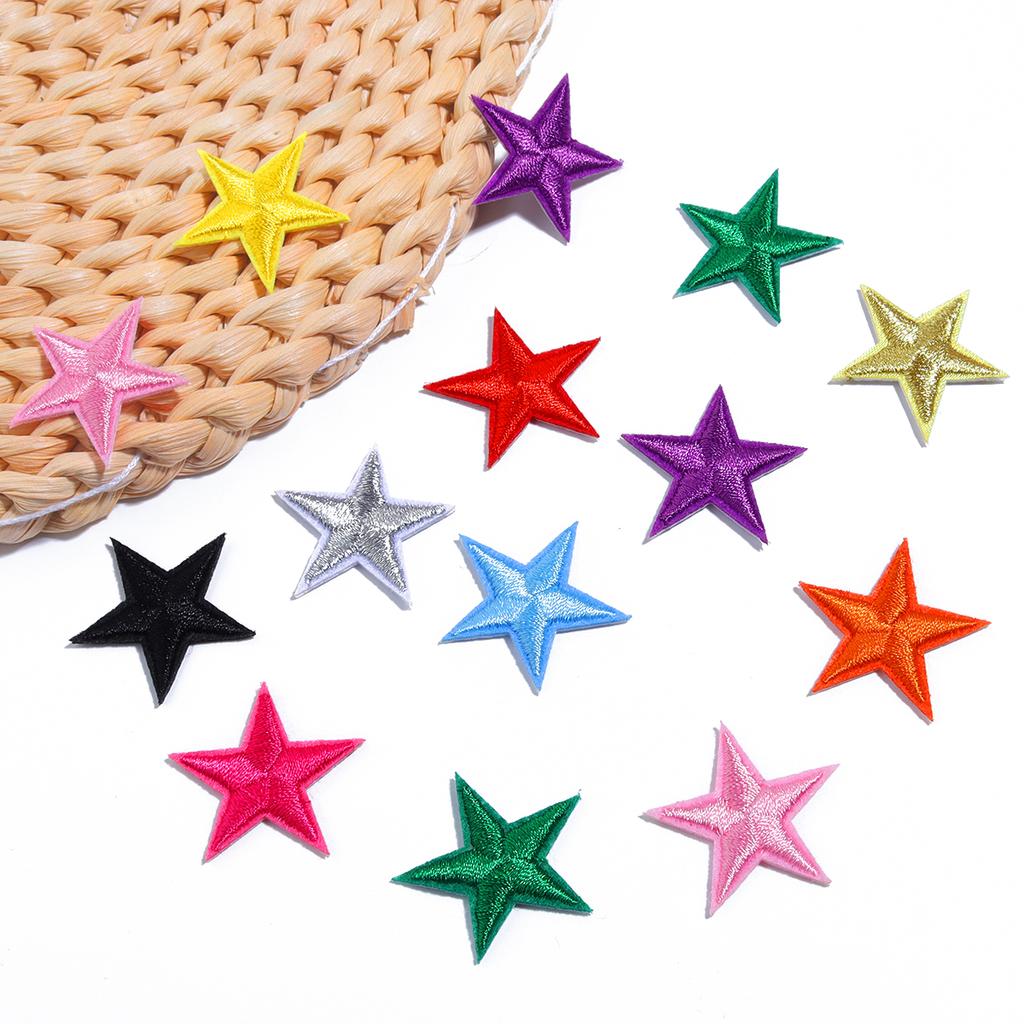 10 sztuk 3cm Małe Mini Gwiazdki Haftowane Naszywki do Prasowania na Ubrania DIY Ubrania Pentagramy Aplikacje Czarno-Białe Złote Paski z Naklejkami