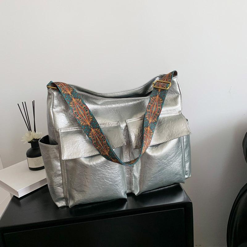 Large capacity autumn new product multi-pocket retro shoulder large capacity tote bag hot-selling temperament women's bag