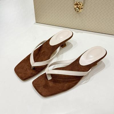 Mode Neue Sommermode Niedriger Absatz Flip-Flop Prägnante Eckige Zehenklemme Damen Hausschuhe Elegante Kleider Pantoletten